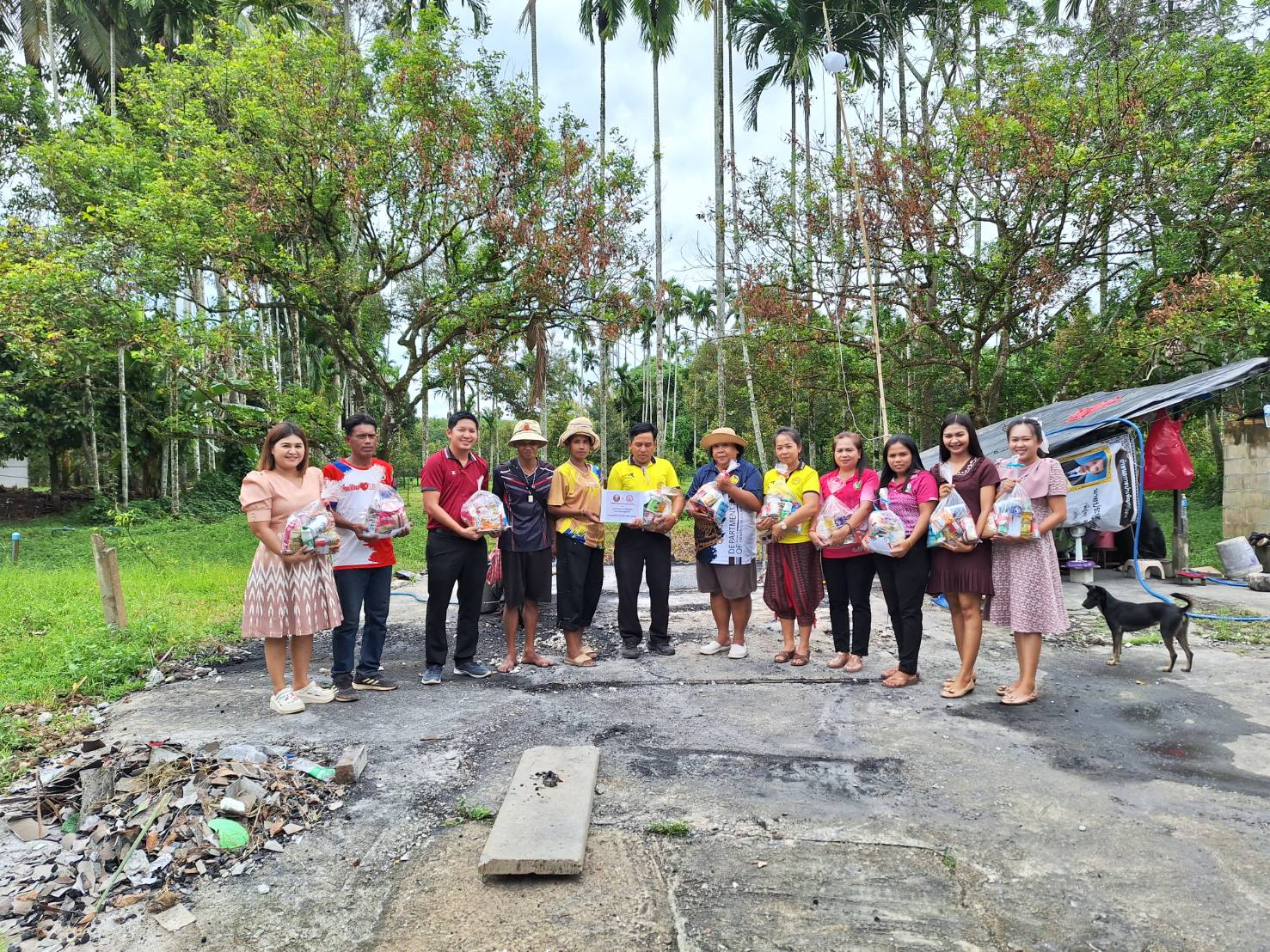 องค์การบริหารส่วนตำบลน้ำพุร่วมกับสถานพัฒนาและฟื้นฟูเด็กจังหวัดสุราษฎร์ธานี ในการส่งมอบถุงน้ำใจ ห่วงใย ผู้ประสบภัย จำนวน 10 ถุง ให้แก่ผู้ประสบเหตุอัคคีภัย หมู่ที่ 3 ตำบลน้ำพุ เพื่อใช้ในการดำรงชีพ ขอขอบคุณท่านรองนายกฯกานต์รวี ศิริทอง ท่านประธานสภาฯสาทร ไมถึง หัวหน้าสำนักปลัด เจ้าหน้าที่ อบต.น้ำพุ และทีมผู้ใหญ่/ผู้ช่วยฯหมู่ที่ 3 ที่สละเวลามาร่วมเยียวยาหัวใจผู้ประสบภัยในครั้งนี้  #ฟื้นฟูหัวใจ #ฟื้นฟูผู้ประสบภัย #ฟื้นฟูสุราษฎร์ธานี